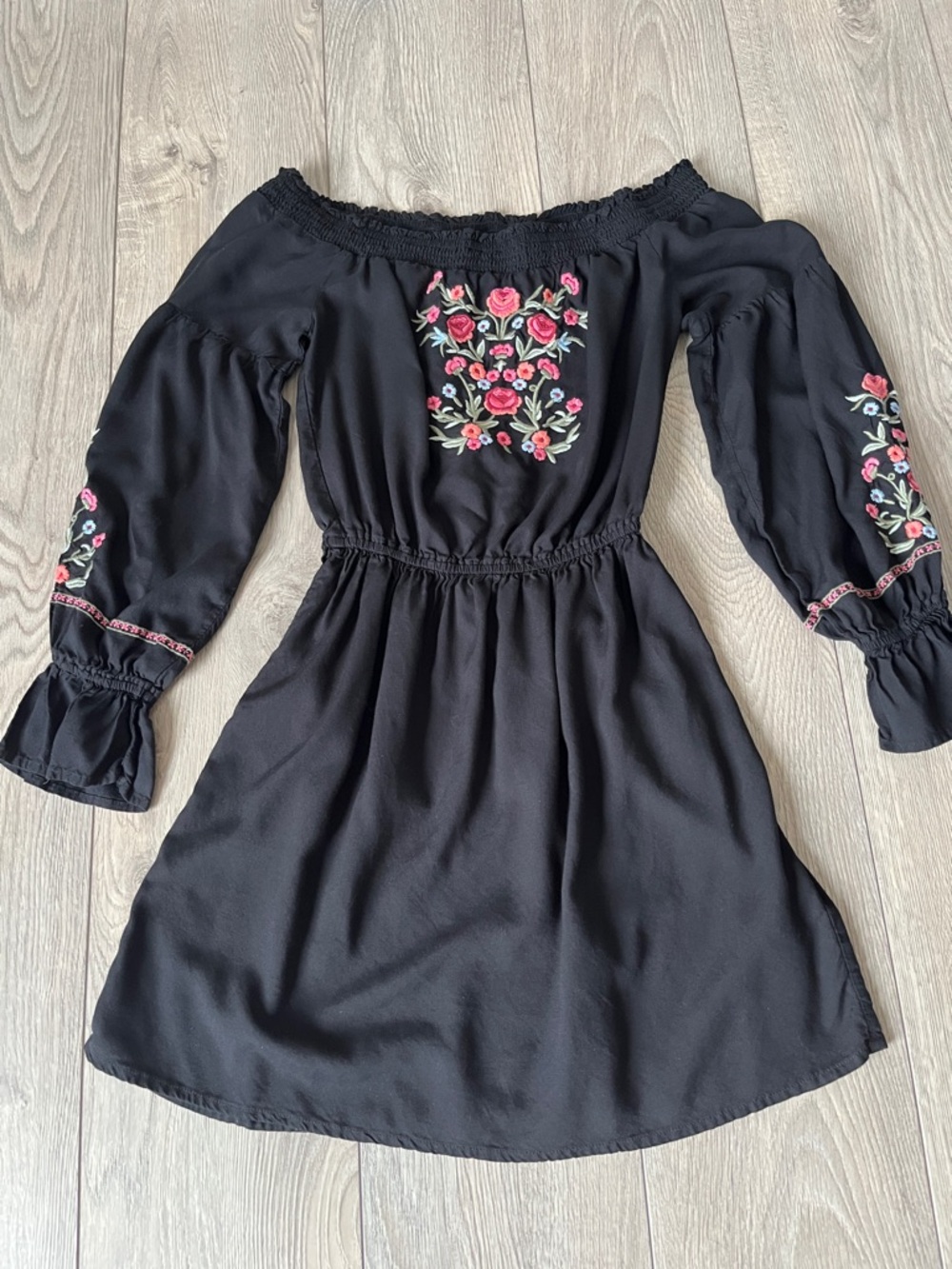 HOLLISTER Black Floral Embroidered Off-the-Shoulder Mini Dress Boho Size Small - Picture 8 of 10